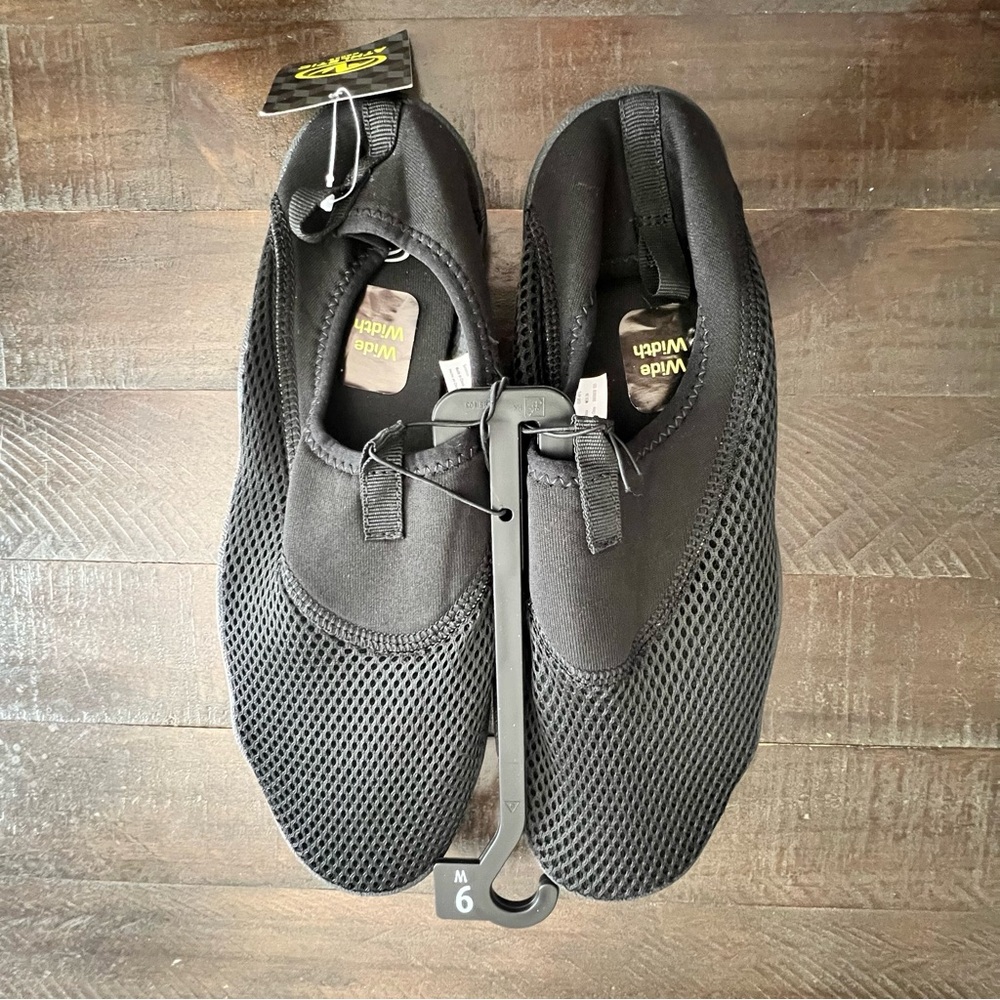 Athletic Works Men Water Shoe, Wide Width 9W (9 Wide) Brand New